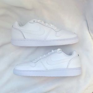 Women’s White Nike Sneakers SZ 7